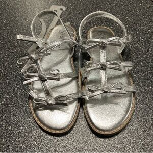 NWT Cat & Jack Metallic Silver Aria Bow T-Strap Girls' Sandals- Size 2